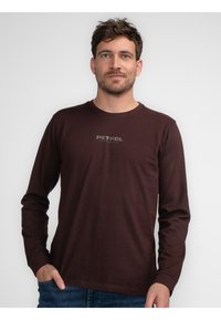 Długi rękaw, burgundowy t-shirt z bawełny z okrągłym dekoltem i subtelnym logo "PETROL" w jasnoszarym kolorze na piersi. Gładka tekstura, regularny krój.