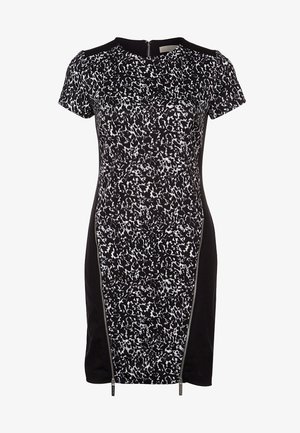 Robe noire et blanche à manches courtes avec un panneau avant imprimé animal abstrait, des panneaux latéraux noirs unis et deux fermetures éclair verticales le long des bords avant.