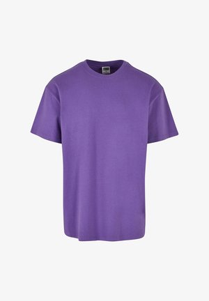 Lilla lühikeste varrukatega T-särk, mis on valmistatud puuvillast, klassikalise ümar kaeluse ja sileda ühtlase tekstuuriga, ilma mustrite või aksessuaarideta.