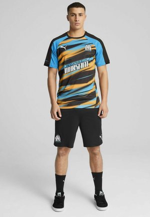 Sort og blå sports Trøje med virvlende mønstre i orange og lys blå, med Olympique de Marseille-logoet på forsiden. Sorte shorts.