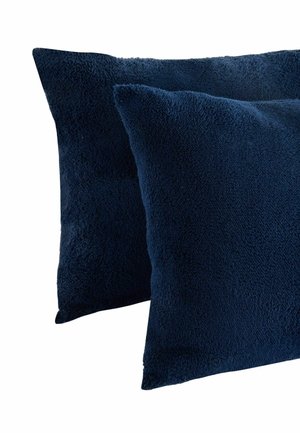 Zwei dunkelblaue quadratische Kissen mit weicher, flauschiger Textur, die sich auf weißem Hintergrund überlappen.
