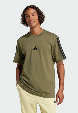 Camiseta de algodón verde oliva de manga corta, con acentos de tres franjas negras en las mangas y un pequeño logo negro en el pecho.