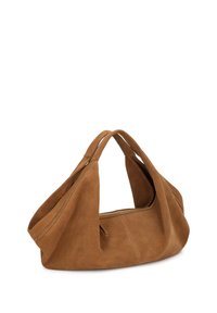 Καφέ τσάντα από σουέτ με διπλές λαβές και φερμουάρ, παρουσιασμένη σε λευκό φόντο.