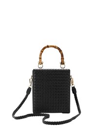 Czarna pleciona skórzana torebka o kwadratowym kształcie, z bambusowym górnym uchwytem i plecionym, odpinanym paskiem. Złote ozdoby metalowe.