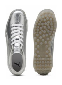 Scarpe sportive argentate con finitura metallica liscia, lacci bianchi e suola intermedia, suola in gomma testurizzata con modelli di trazione circolari.