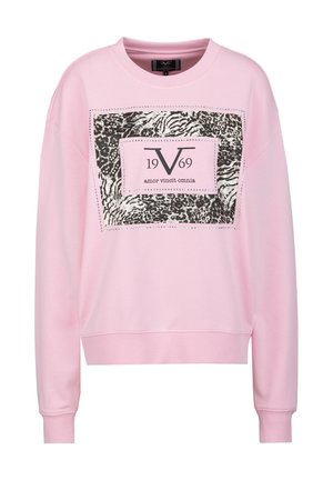 Pinkfarbener, langärmeliger Pullover mit Tierprint-Quadrat und Text "19 V 69 amor vincit omnia" auf der Vorderseite.