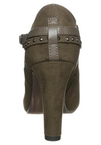 Olivgrüner High Heel mit strukturiertem Wildledermaterial, einem gepolsterten Knöchelriemen und dekorativen Nieten entlang des Riemens. Akzentuierter Holzabsatz.