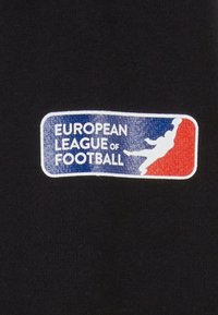 Logo con il testo "European League of Football" in blu e bianco accanto a una silhouette bianca di un giocatore di football che cattura un pallone su uno sfondo rosso.