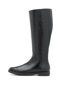 Czarna skórzana boot z wysokością do kolan, o gładkiej fakturze, zaokrąglonym nosku i minimalnym szyciu. Płaska podeszwa i prosty design bez ozdób.