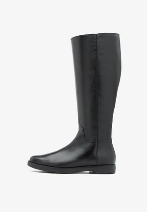 Czarna skórzana boot z wysokością do kolan, o gładkiej fakturze, zaokrąglonym nosku i minimalnym szyciu. Płaska podeszwa i prosty design bez ozdób.