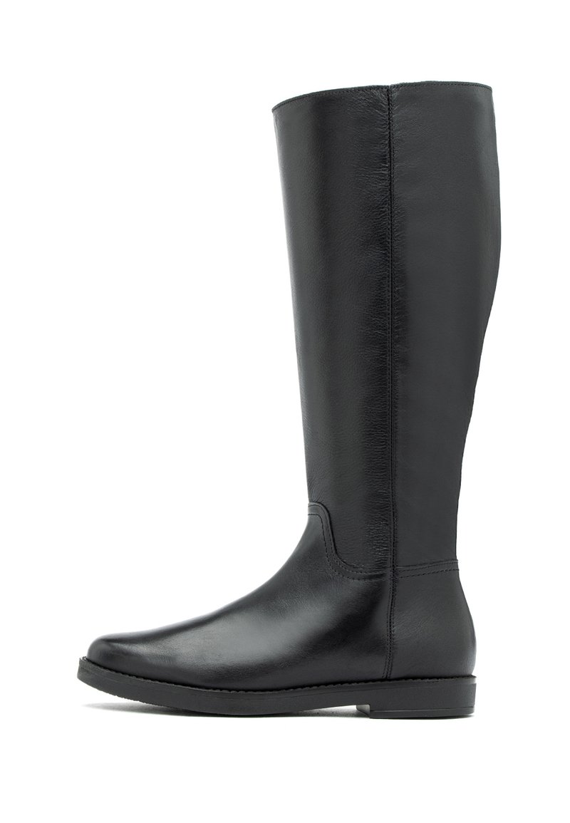 Czarna skórzana boot z wysokością do kolan, o gładkiej fakturze, zaokrąglonym nosku i minimalnym szyciu. Płaska podeszwa i prosty design bez ozdób.