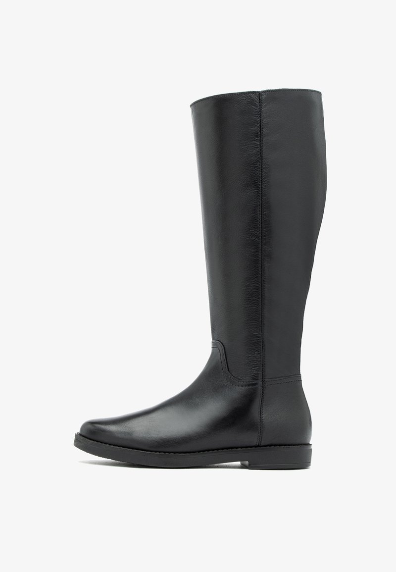 Czarna skórzana boot z wysokością do kolan, o gładkiej fakturze, zaokrąglonym nosku i minimalnym szyciu. Płaska podeszwa i prosty design bez ozdób.