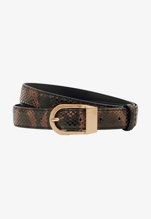 Brun og sort læderbælte med snakeskin-mønster og en poleret guldrektangulær spænde, krøllet mod en hvid baggrund.