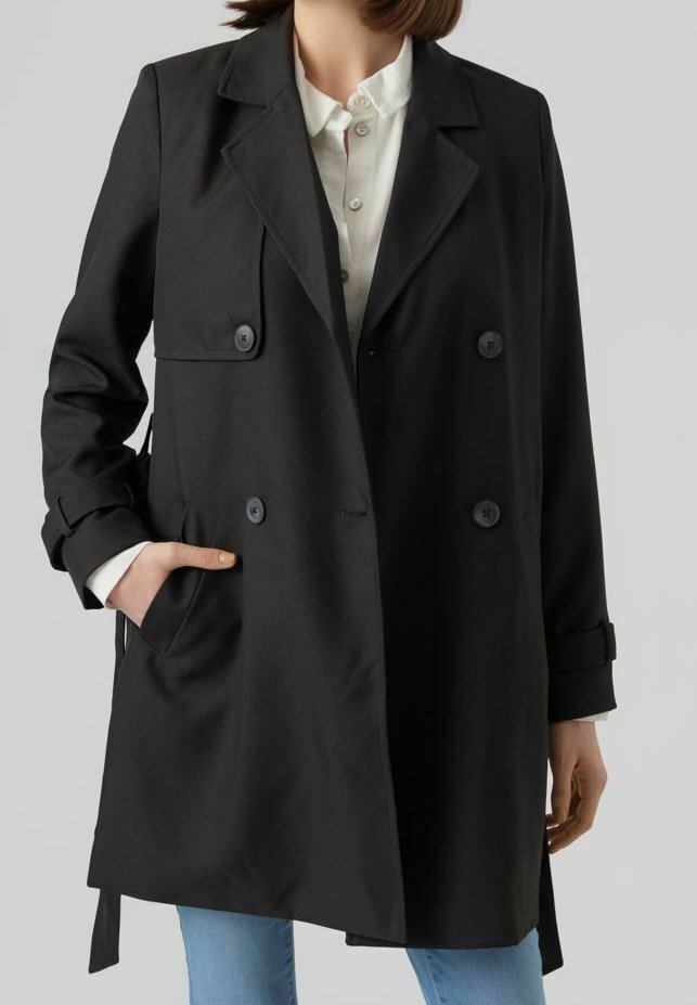Manteau noir croisé avec un col cranté, poches avant et accents de boutons. Fabriqué en tissu lisse avec une coupe décontractée.