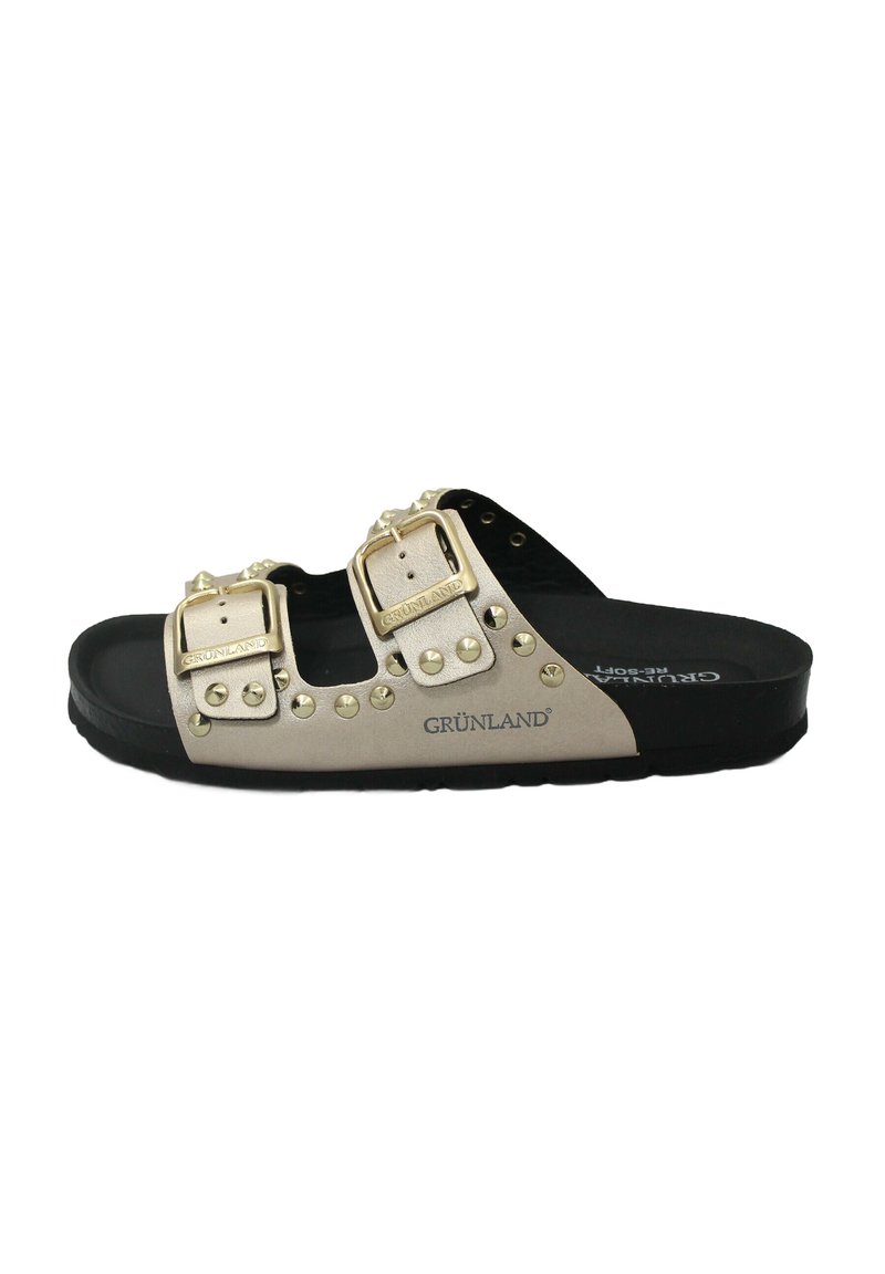 Sandali a due fibbie in pelle beige con borchie dorate e suola in gomma nera. Presentano cinturini regolabili per una vestibilità perfetta e il marchio GRÜNLAND.