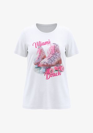 Weißes T-Shirt mit pinkfarbenen Rollschuhen im Leopardenmuster und pinkem Schriftzug „Miami Beach“ auf der Vorderseite.