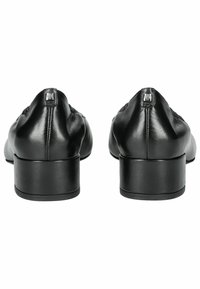 Svarta läderskor med låg klack, rund tå och ihopsamlad design baktill, som har en liten metallisk detalj på klacken.