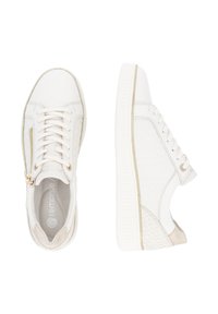 Weiße Sneakers mit strukturiertem Muster, beigen Akzenten, goldenen Reißverschlussdetails, runder Zehenpartie und flacher Gummisohle. Schnürsenkel in heller Farbe.