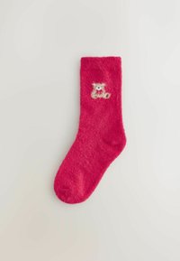 Kohene roosa sokk ribatud varruka ja väikese tikitud karu kujundusega. Pehme tekstuur ja ümar varvas.