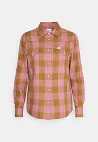 Chemise à manches longues à carreaux rose et jaune moutarde avec deux poches poitrine à l'avant et étiquette de la marque Lee.