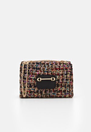 Tweed-Handtasche in mehrfarbig mit goldener Kettenriemen. Verfügt über einen schwarzen, rechteckigen Akzent mit Sicherheitsnadel-Detail. Rechteckige Form und strukturierte Oberfläche.