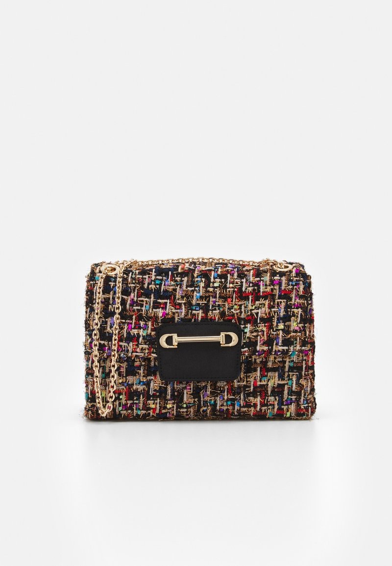 Sac à main en tweed multicolore avec une bandoulière chaîne dorée. Dispose d'un accent rectangulaire noir avec un détail épingle de sûreté. Forme rectangulaire et surface texturée.
