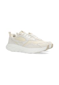 Sneakers di un beige chiaro con una combinazione di suede testurizzato e tessuto a rete. Forma affusolata, suola intermedia bianca e branding sottile sul lato.