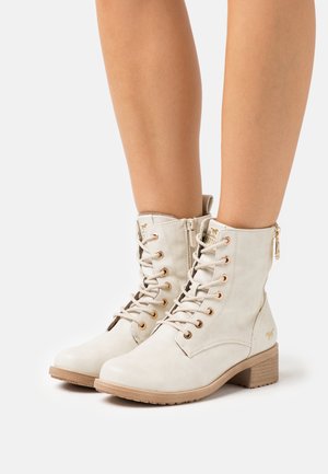 Beige Schnürstiefeletten aus strukturiertem Kunstleder mit goldfarbigem Zubehör, seitlichem Reißverschluss und niedrigem Blockabsatz.