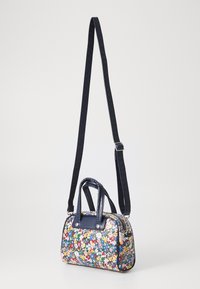 Bolso floral con acabado brillante, detalles en cuero azul marino, asas dobles y una correa ajustable. Cuenta con cierre de cremallera y un patrón vibrante.