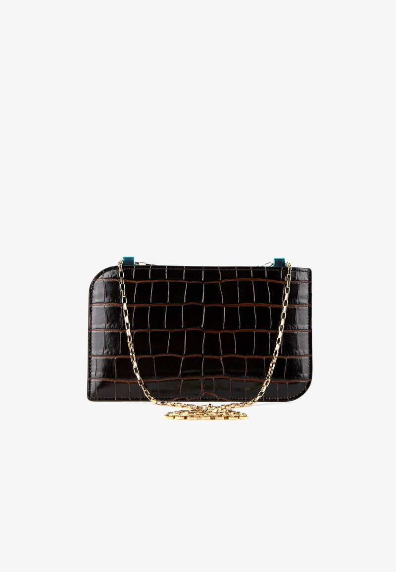 Sac à main rectangulaire en cuir noir embossé crocodile avec une bandoulière chaîne dorée, sur fond blanc.