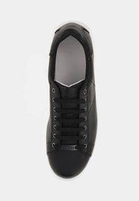 Schwarze Sneakers aus glattem Leder mit runder Zehenpartie, klassischem Schnürdesign, weißer Sohle und silbernem Logoakzent an der Außenseite.