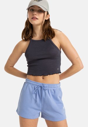 Crop top côtelé noir avec ourlet festonné associé à un short à cordon bleu clair, fabriqué à partir d'un tissu doux. Ensemble décontracté de vêtements de sport.