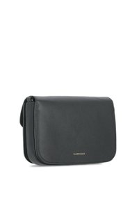 Borsa a tracolla in pelle nera con forma rettangolare strutturata, caratterizzata da una texture liscia, chiusura a patta e un sottile accento con logo dorato.