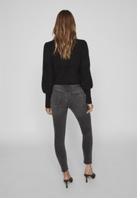 VILA Vaqueros pitillo - dark grey denim