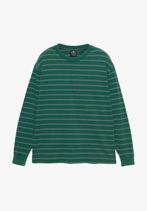 Zelené tričko s dlhým rukávom, s horizontálnymi krémovými a oranžovými pruhmi. Má okrúhly výstrih a rebrované manžety. Vyrobené z mäkkej bavlnenej látky.