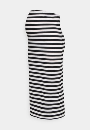 Vestido midi com riscas em preto e branco, textura ribada, forma ajustada e decote arredondado. A vista lateral destaca eficazmente o design.