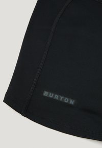 Șorturi atletice negre, dintr-un material elastic, cu cusături plate și un mic logo gri "BURTON" pe lateral. Textură netedă.