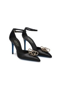 Scarpe nere in pelle con tacco alto, punta affusolata, suole blu, cinturini alla caviglia e una fibbia decorativa in tonalità oro davanti.