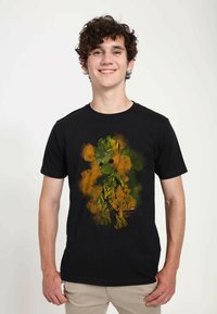 Zwarte t-shirt met een levendige grafiek van Groot uit Guardians of the Galaxy, in groen met oranje accenten, op een gladde stof.