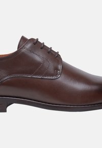 Braune Leder-Oxfords mit glatter Oberfläche, Schnürdesign, verstärkten Nähten und niedrigem Absatz. Die Seitenansicht hebt die Form und die Verarbeitung hervor.
