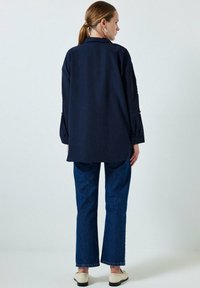 Touché Privé EMBROIDERED SLEEVES - Button-down blouse - navy blue