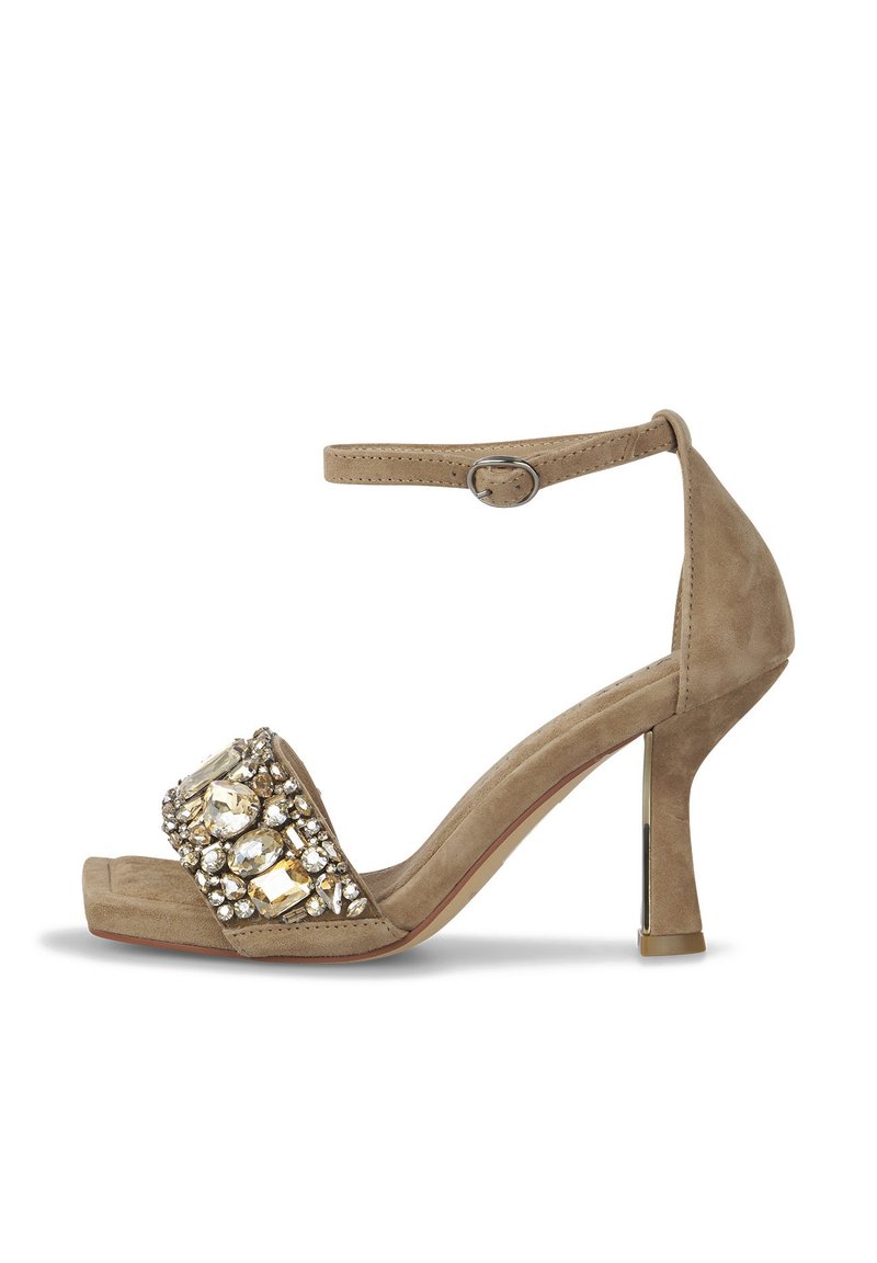 Sandale à talons hauts en daim beige avec une bride de cheville, dotée d'un avant orné de bijoux avec des pierres transparentes et couleur ambre.