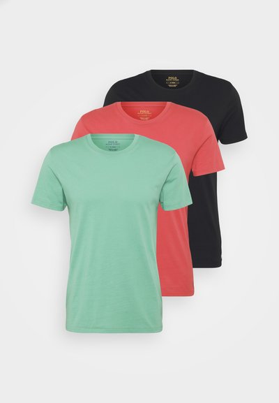 Tre crew neck t-skjorter stablet: mintgrønn, korall og svart. Laget av glatt bomull, korte ermer, med etikett i nakken.