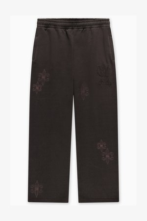Črne trenirke s elastičnim pasom, stranskimi žepi in vezenimi cvetličnimi vzorci v svetli niti po celotni dolžini nogavic. Gladek tekstura.