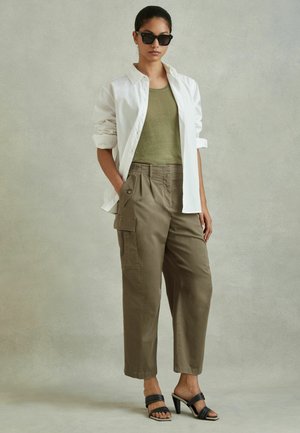 REGULAR FIT INDIE - Oldalzsebes nadrágok - khaki