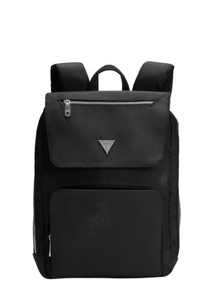 Schwarzer Rucksack mit gepolsterten Trägern, vorne Reißverschlusstasche, Klappe mit Logo und oberes Reißverschlussfach auf weißem Hintergrund.