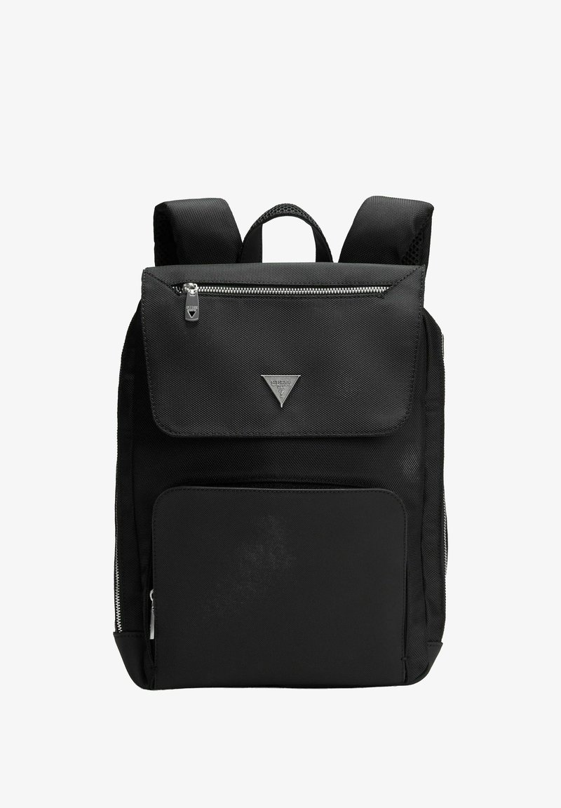 Sac à dos noir avec bretelles rembourrées, poche avant zippée, rabat avec logo et compartiment supérieur zippé sur fond blanc.