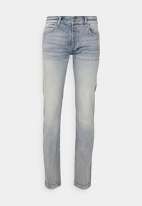 Jeans de mezclilla de un azul claro con un corte recto, que incluyen cinco bolsillos, cremallera y un sutil desgastado a lo largo de los muslos. Dobladillo limpio y diseño clásico.