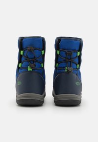 Blaue Stiefel mit einem Obermaterial aus Synthetik, schwarzer Gummisohle, grünen Schnürsenkeln und einem gepolsterten Kragen für mehr Komfort. Verstärkte Fersen- und Zehenbereiche.