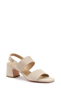 Sandal in camoscio beige con due fasce larghe, punta aperta e tacco a blocco di altezza media. Presenta una cinghia alla caviglia regolabile con hardware dorato.